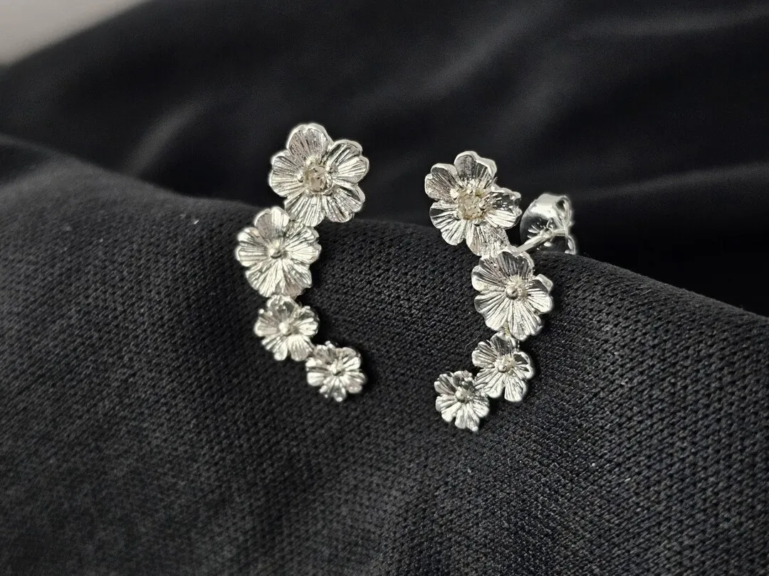 Brinco Earcuff com 4 flores e zirconia cravejada banhada a prata