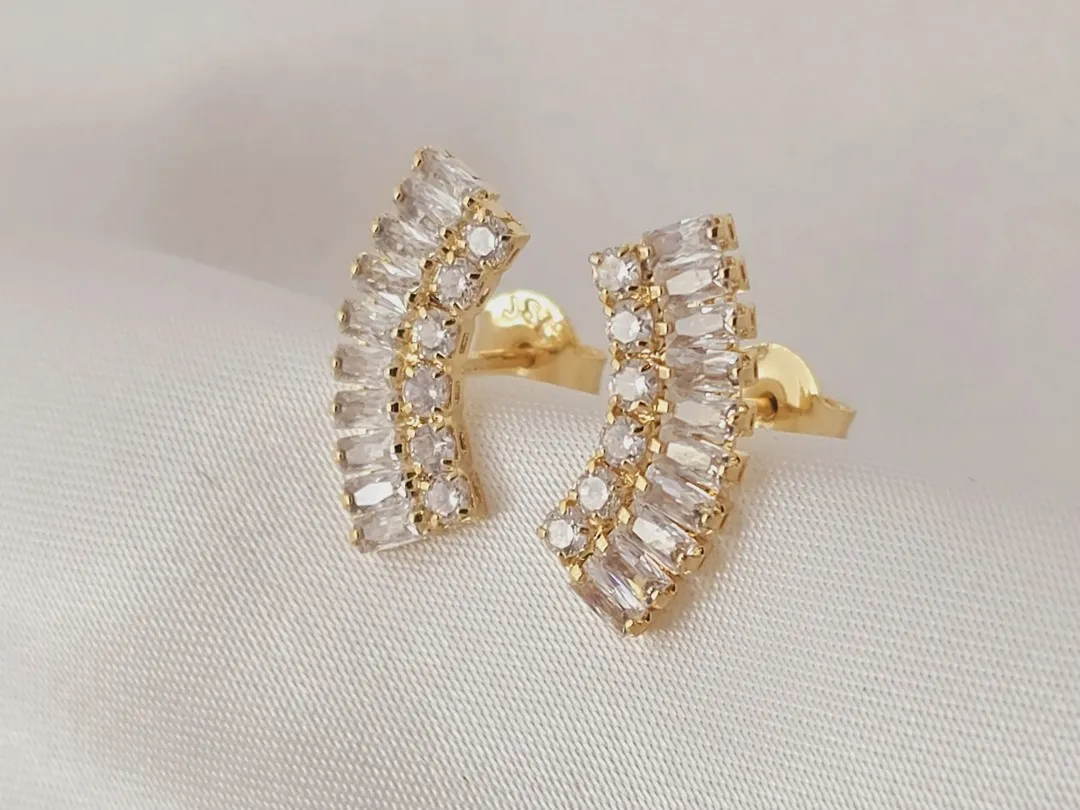 Brinco earcuff com zirconias retangulares e quadradas banhadas a ouro