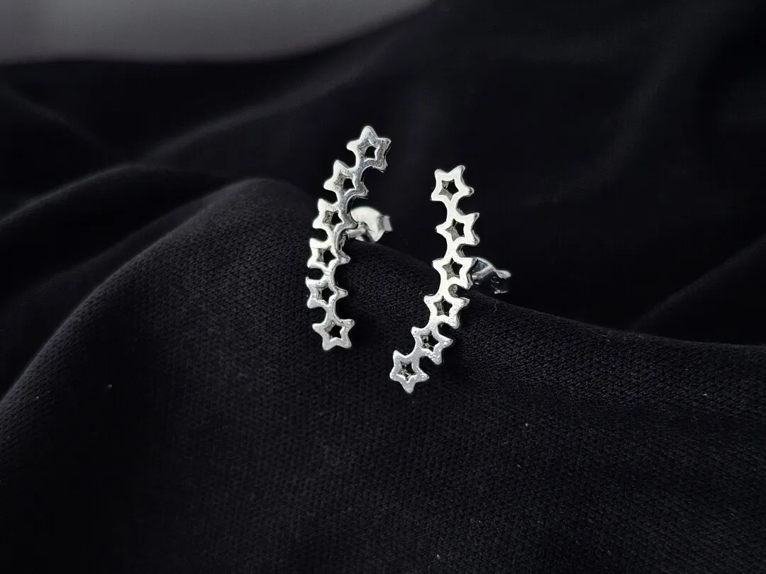 Brinco Earcuff de estrelas vazadas banhada a prata