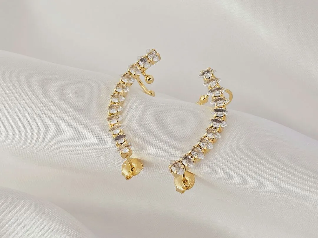 Brinco Earcuff de zirconias navete banhado a ouro