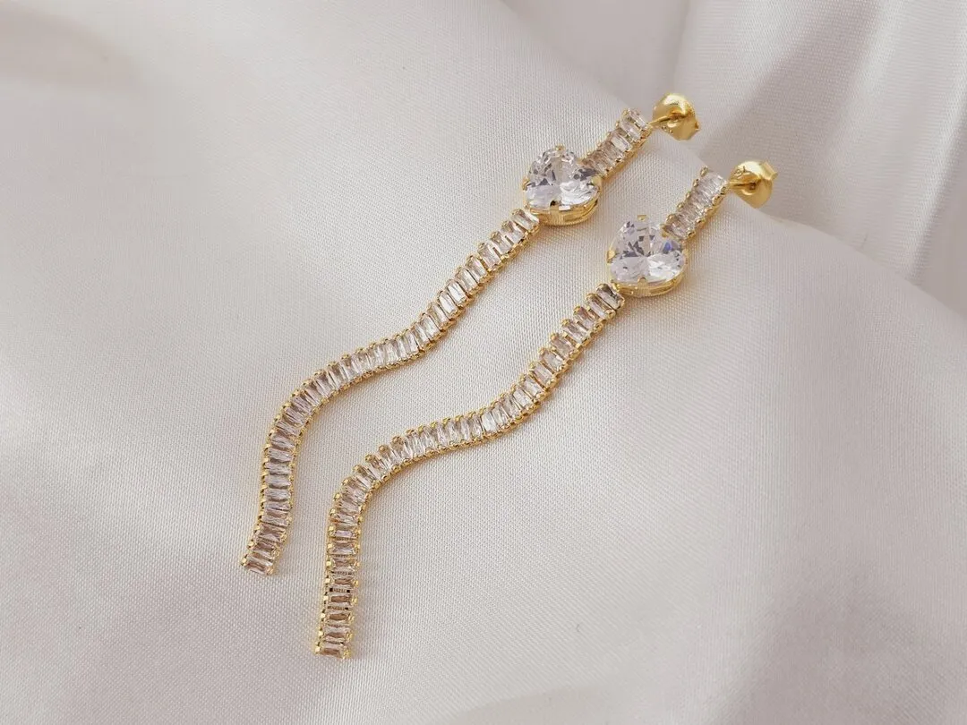 Brinco fio de mini zirconia baguetes com coração de zirconias banhado a ouro