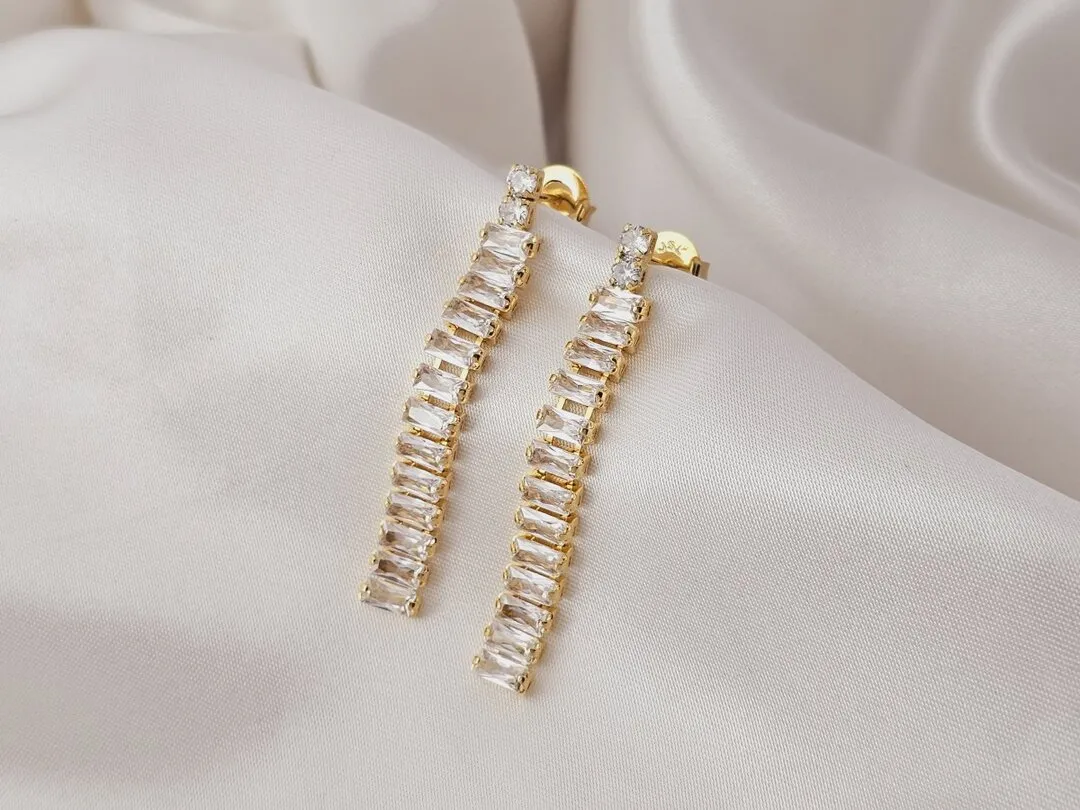 Brinco fio de zirconias navetes penduradas banhada a ouro
