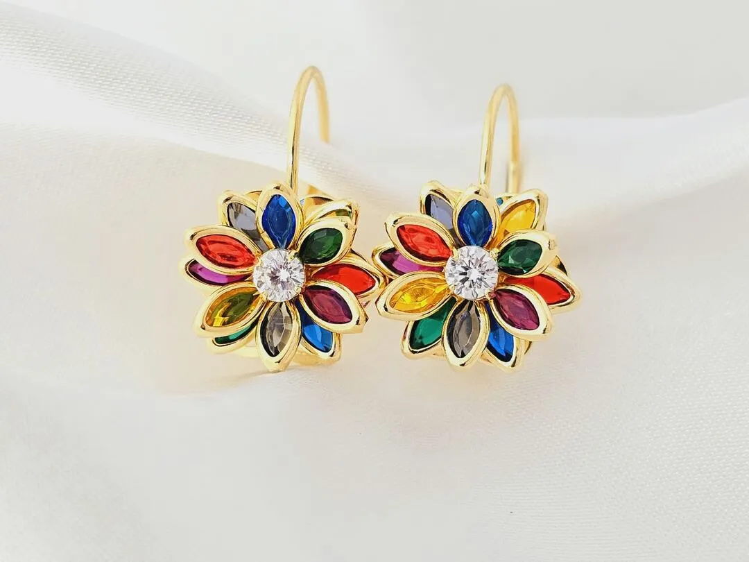 Brinco Flor de pétalas de zircônias coloridas, banhado a ouro