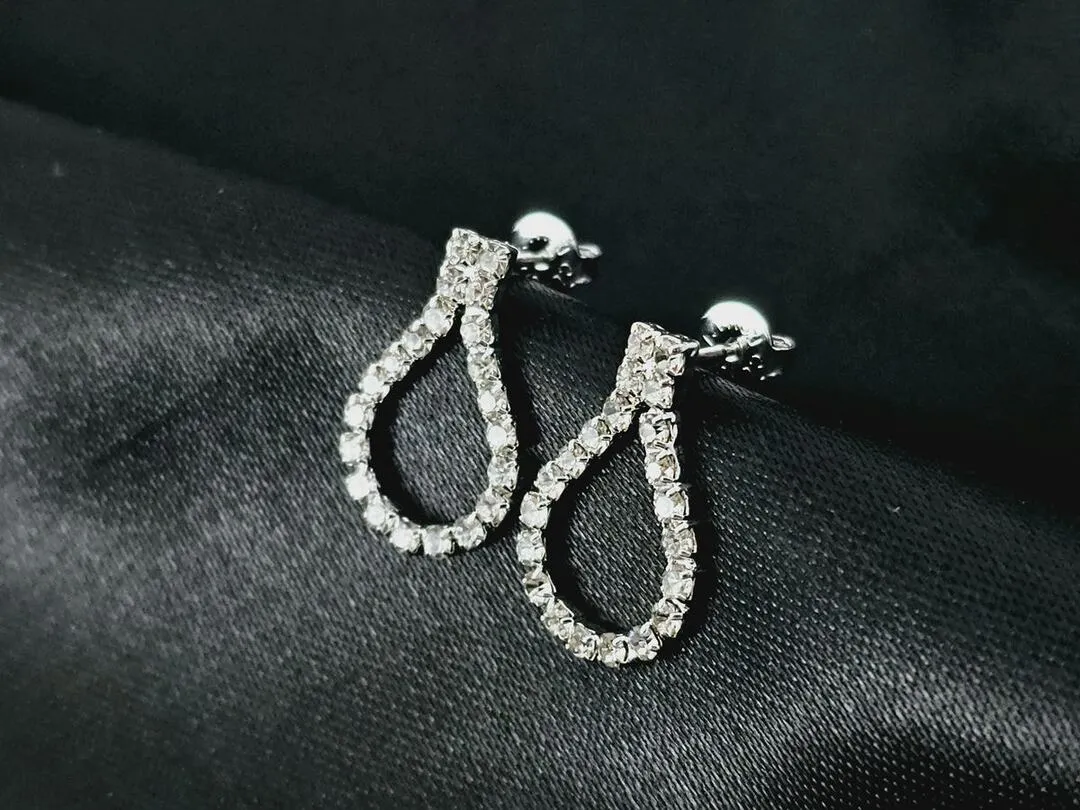 Brinco formato de gota vazado cravejado banhado a prata