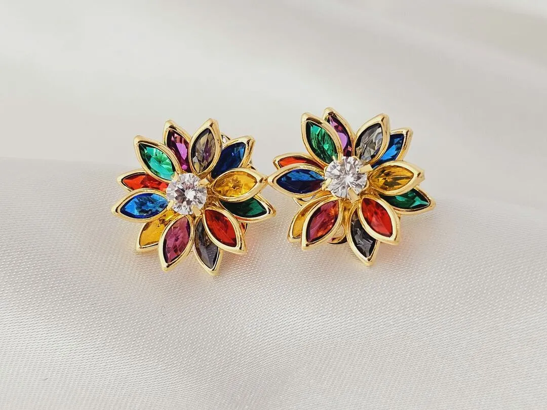 Brinco pétalas de zircônia colorida banhada ouro