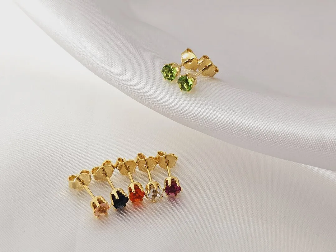 Brinco ponto de luz de zirconia colorido, banhado a ouro