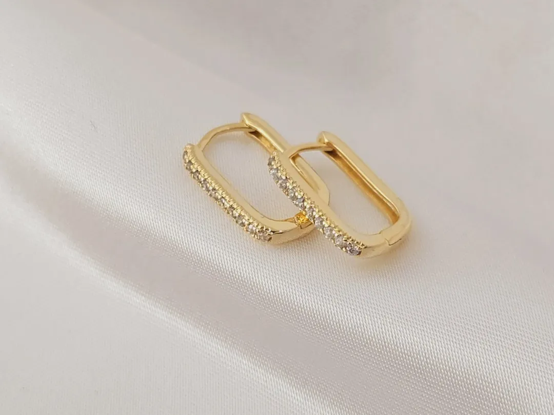 Brinco Retangular cravejadas de zirconias banhada a ouro