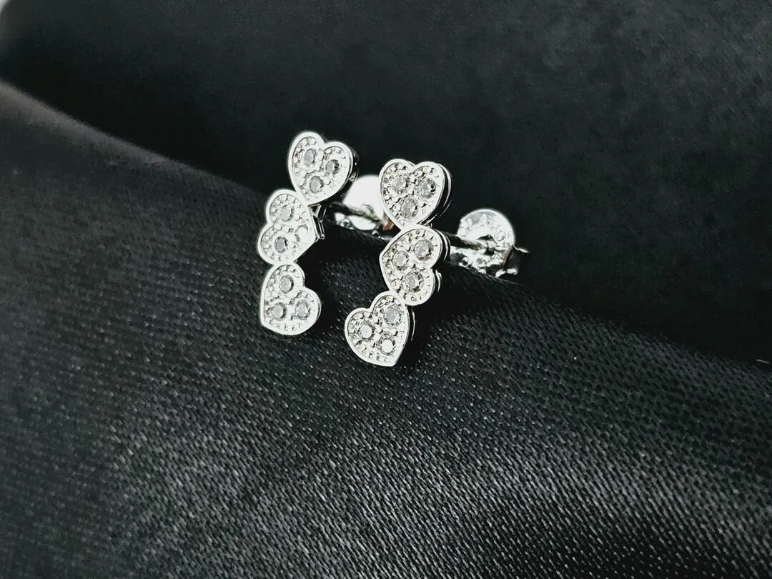 Brinco três corações com zirconias cravejadas, banhado a prata