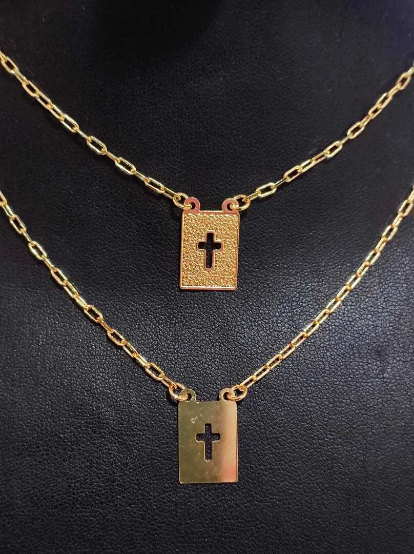 ESCAPULÁRIO CARTIER CRUCIFIXO PLACA TEXTURIZADA DE 10X15MM BD