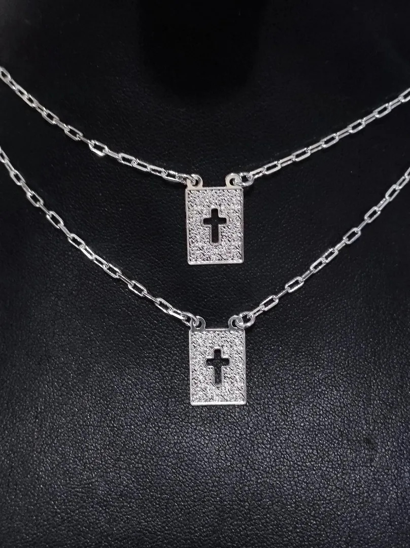 ESCAPULÁRIO ELO CARTIER PLACA CRUZ TEXTURIZADA DE 10X15mm BP
