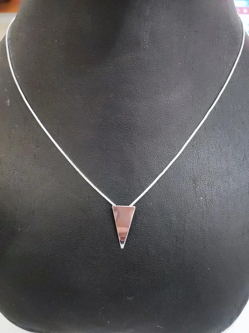GARGANTILHA CHAPA DE TRIANGULOS MINIMALISTA BP