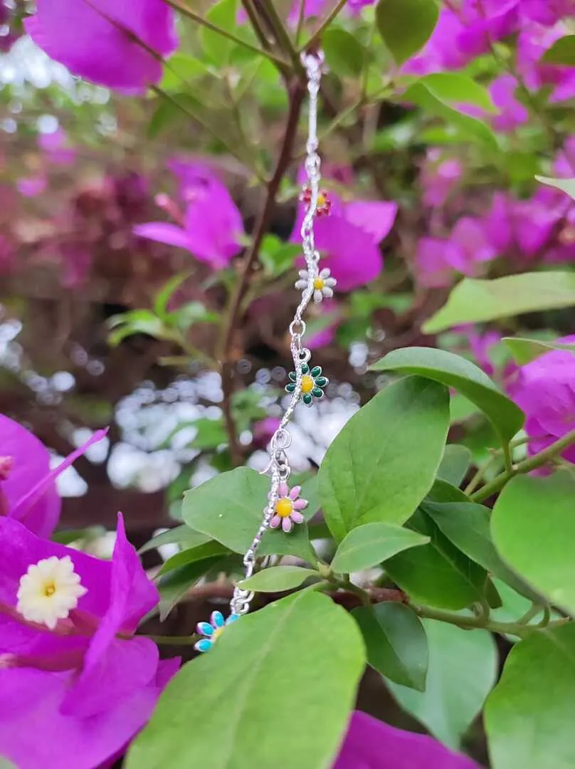PULSEIRA CANINHOS COM PINGENTE DE FLORES COLORIDAS BP