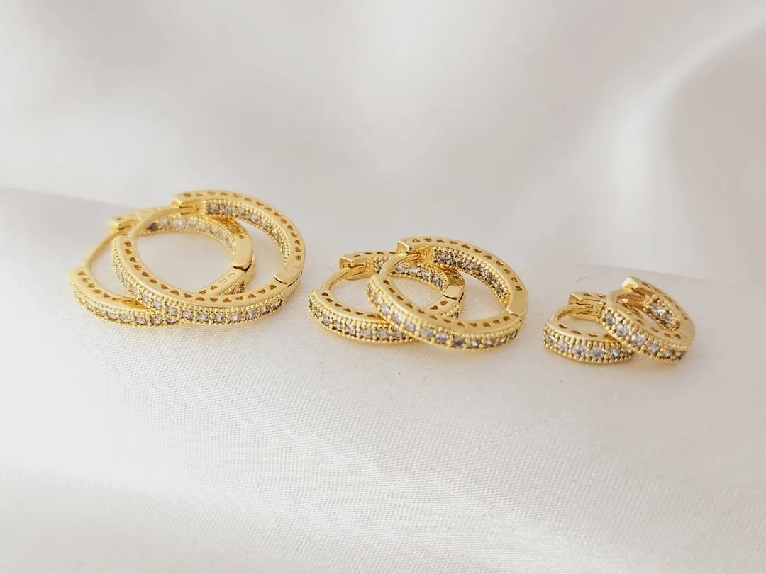 Trio de argolas cravejadas de zirconia, medindo (2cm; 1,7cm; 1cm), banhado a ouro