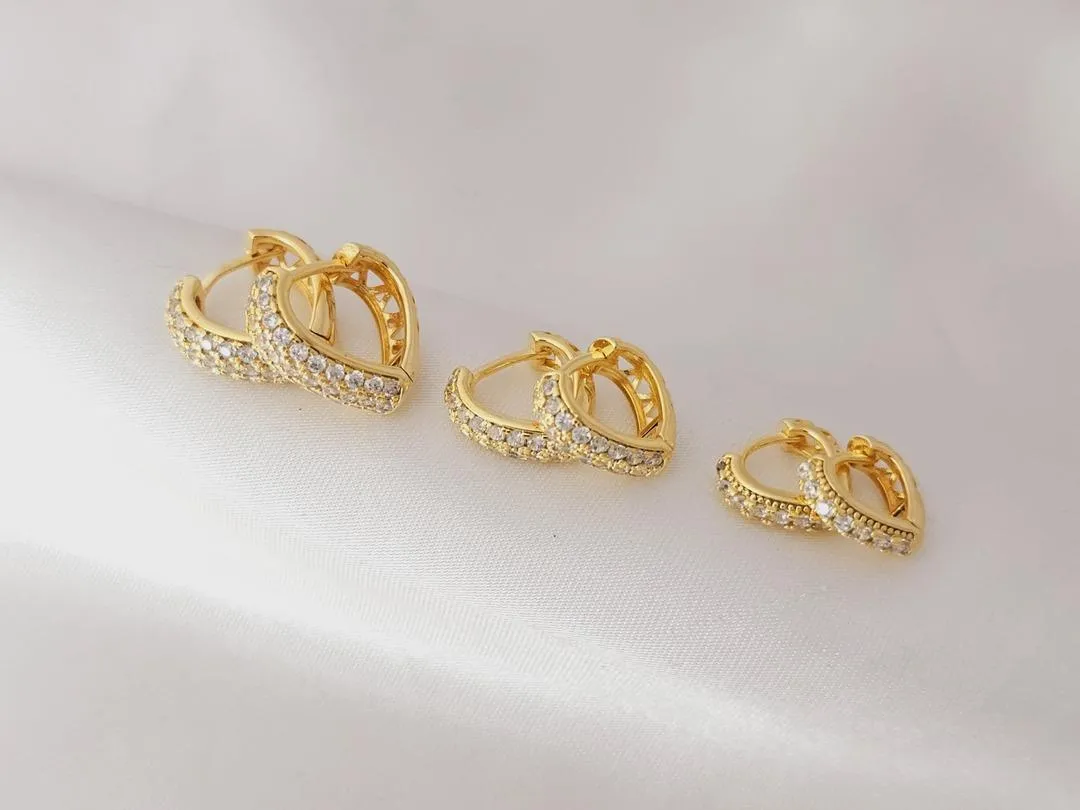 Trio de brincos, argola coração cravejada, medindo (1,5cm; 1,2cm; 1cm), banhado a ouro