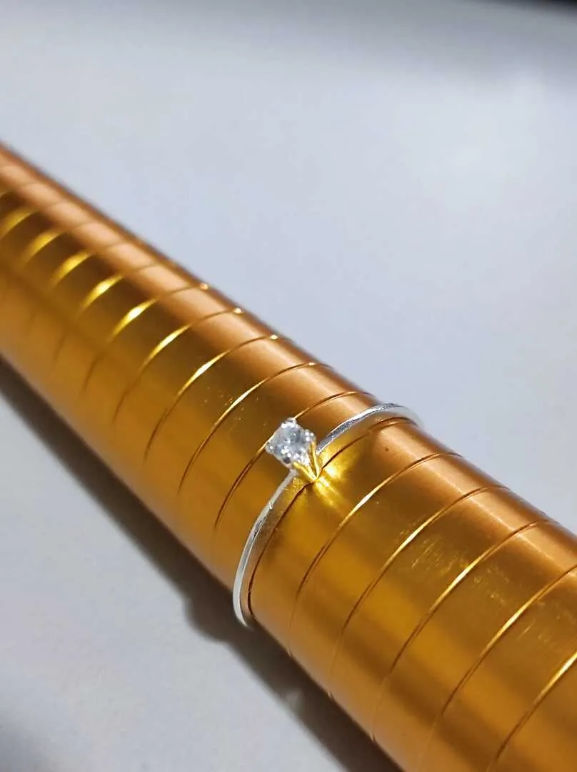 Anel solitário com pedra de zirconia de 2mm banhado a prata