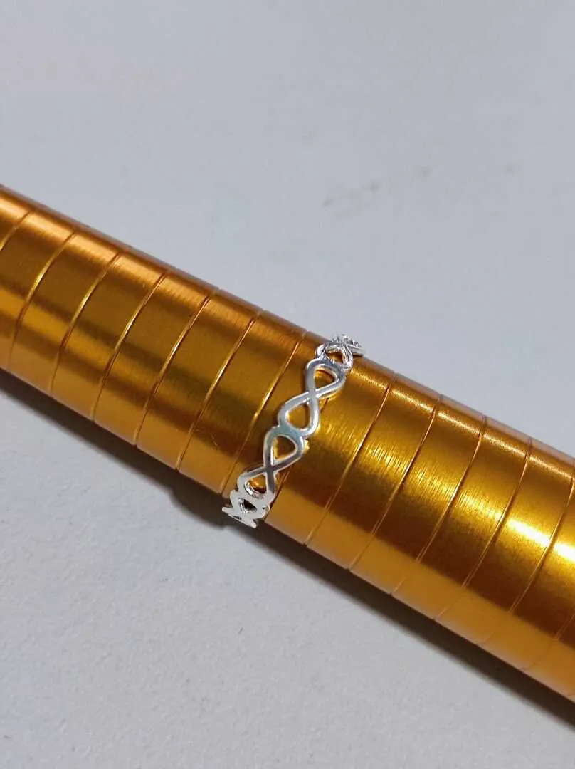 Anel com simbolos do infinito banhado a prata.