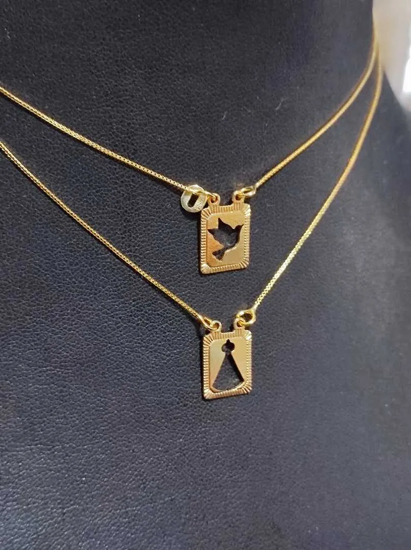 Escapulario Nª Sra banhado a ouro, corrente veneziana medindo 65cm