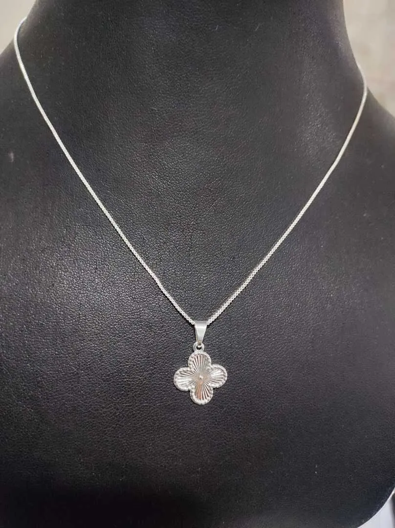 Gargantilha com pingente de 01 trevo, banhado a prata