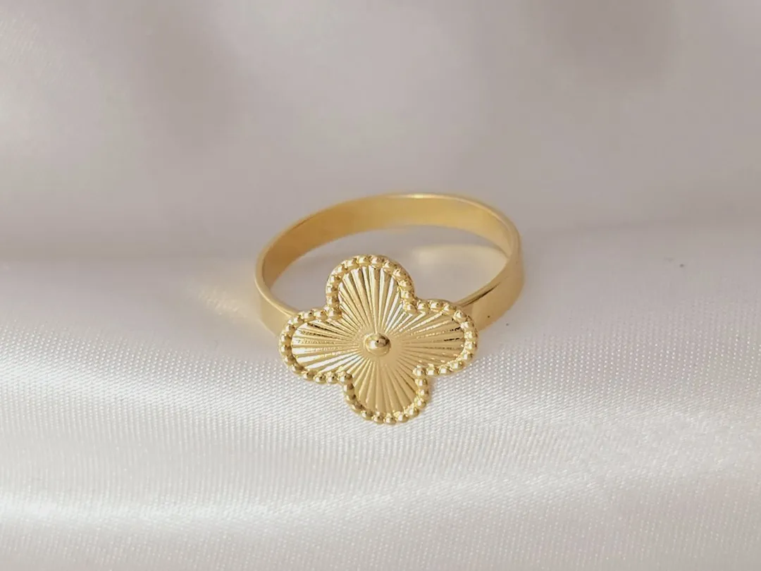 Anel de trevo, banhado a ouro, medindo 1,5cm x 1,5cm