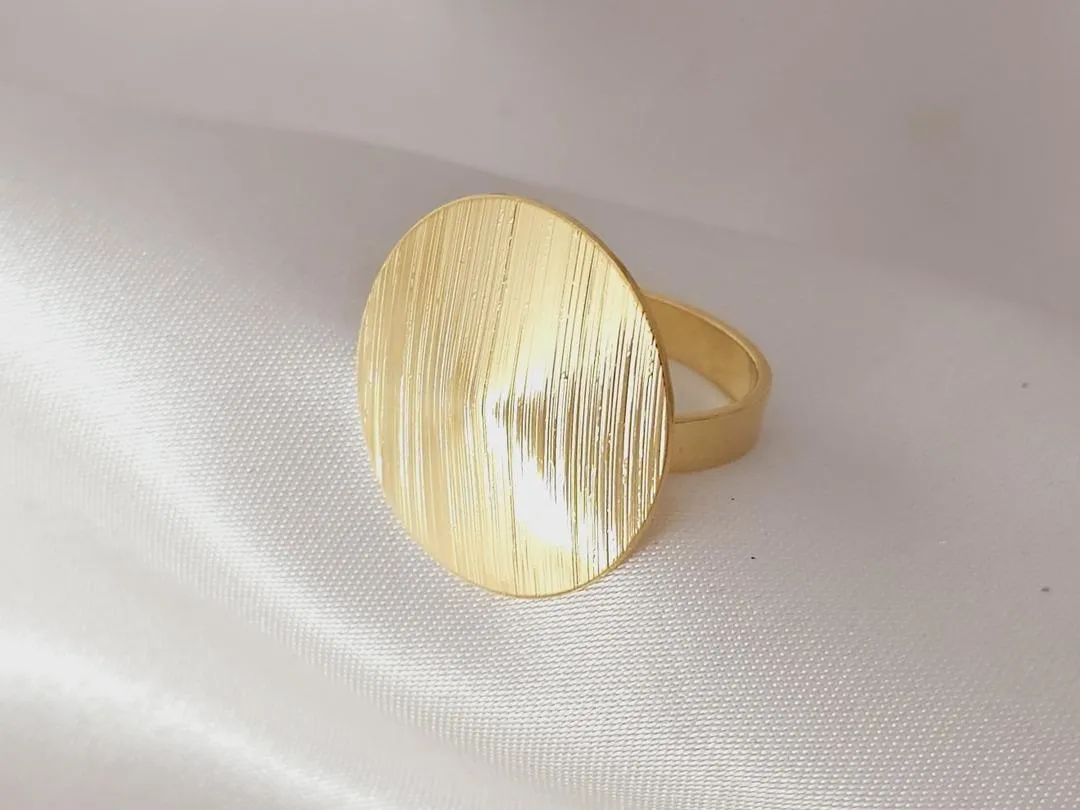 Anel circular laminado, banhado a ouro, medindo 2cm x 2cm