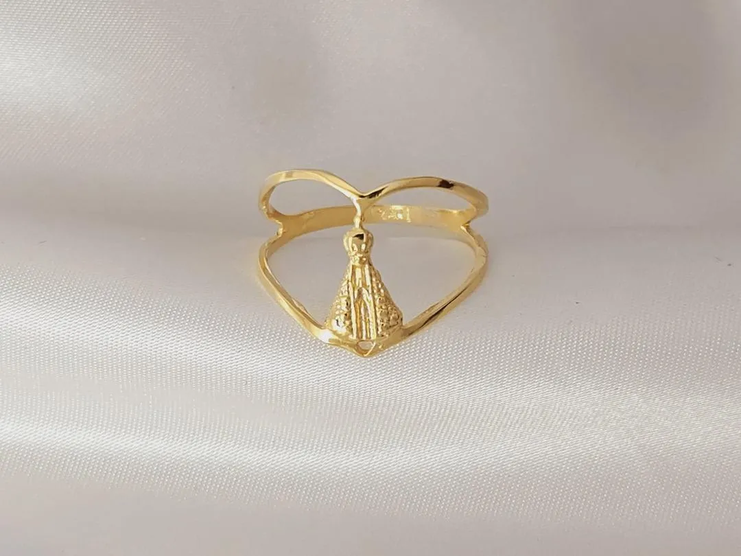 Anel coração vazado com imagem de nossa senhora no meio, banhado a ouro, medindo 1,7cm de espessura