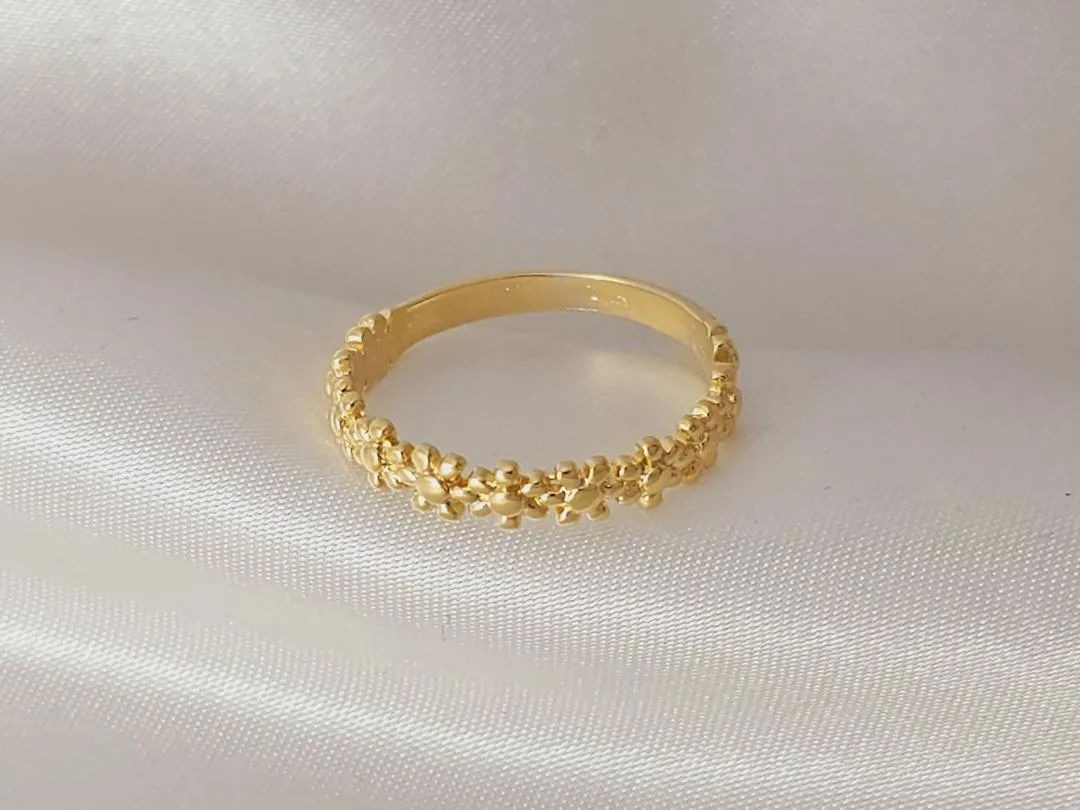 Anel de florzinhas, banhado a ouro, medindo 0,5cm de espessura