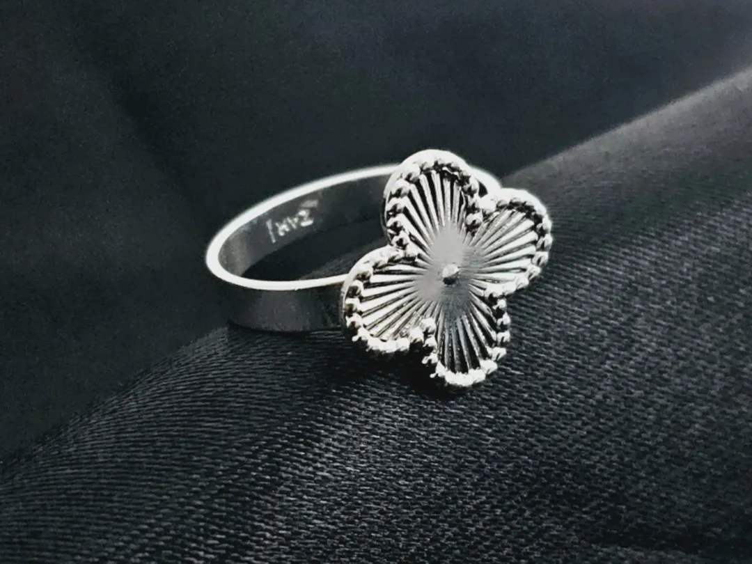 Anel de trevo, banhado a prata, medindo 1,5cm x 1,5cm
