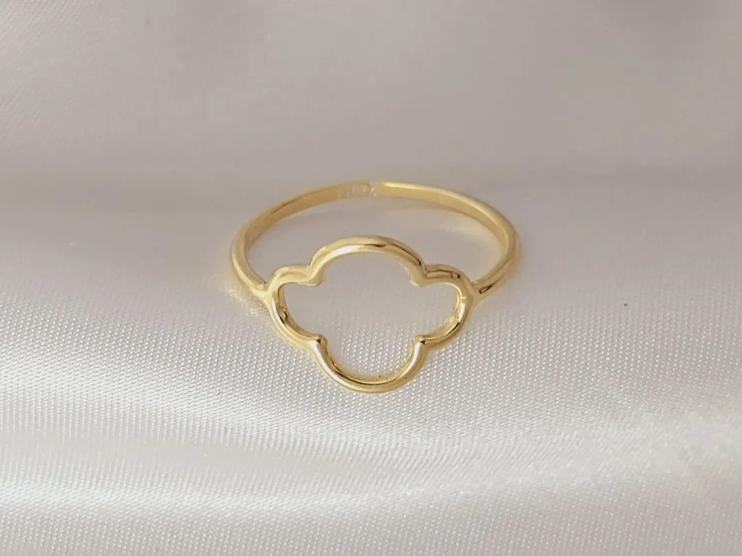 Anel de trevo vazado, banhado a ouro, medindo 1,5cm x 1,5cm