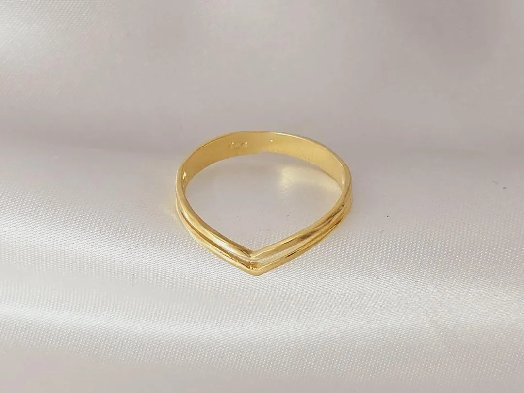 Anel em V vazado, banhado a ouro, medindo 0,4cm de espessura