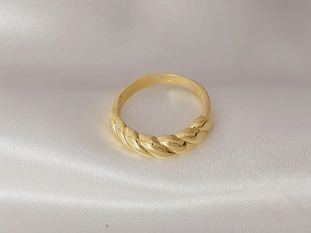 Anel modelo Crossaint banhado a ouro, medindo 0,6cm de espessura