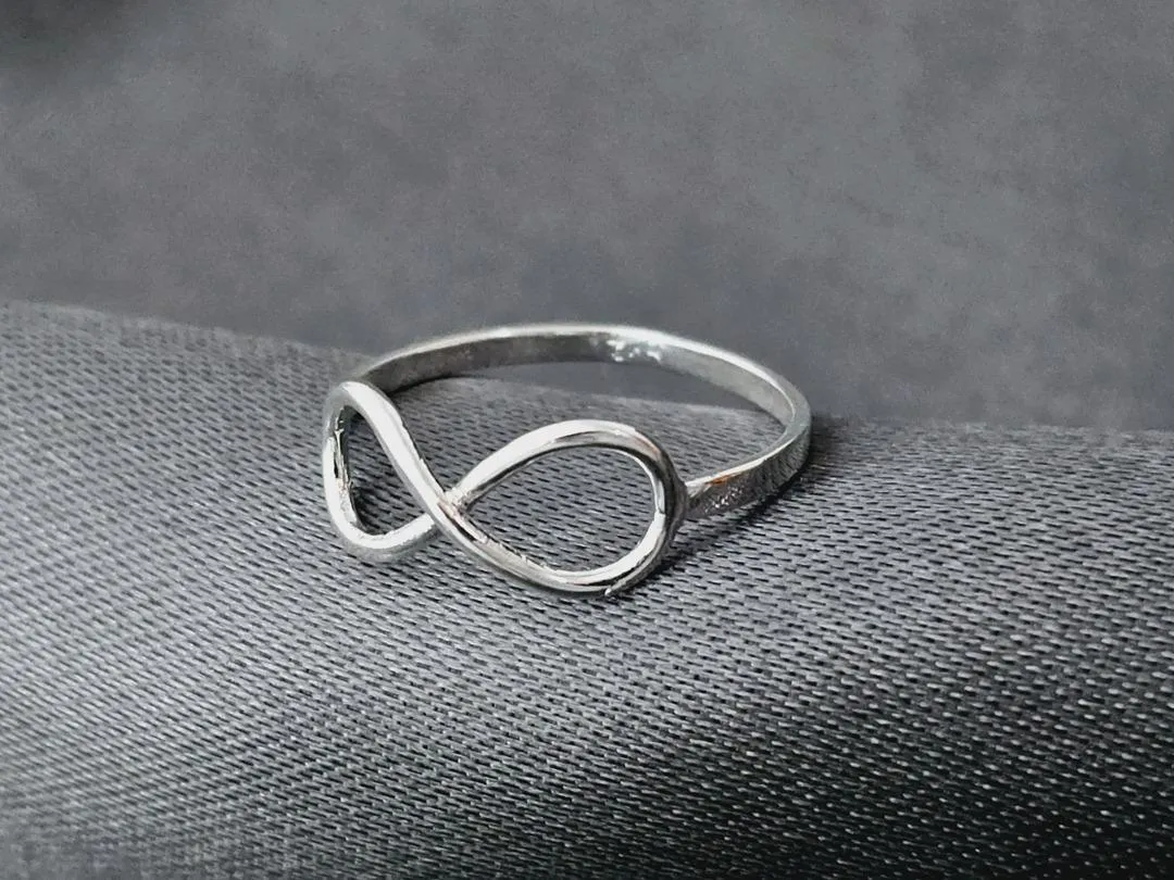 Anel simbolo do infinito, banhado a prata, medindo 0,7cm de espessura