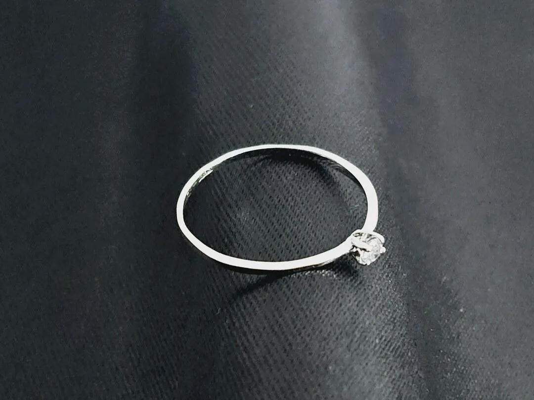 Anel solitario baixo pedra de 2mm, banhado a prata