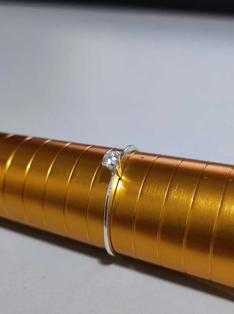 Anel solitário com pedra de zirconia de 2mm banhado a prata