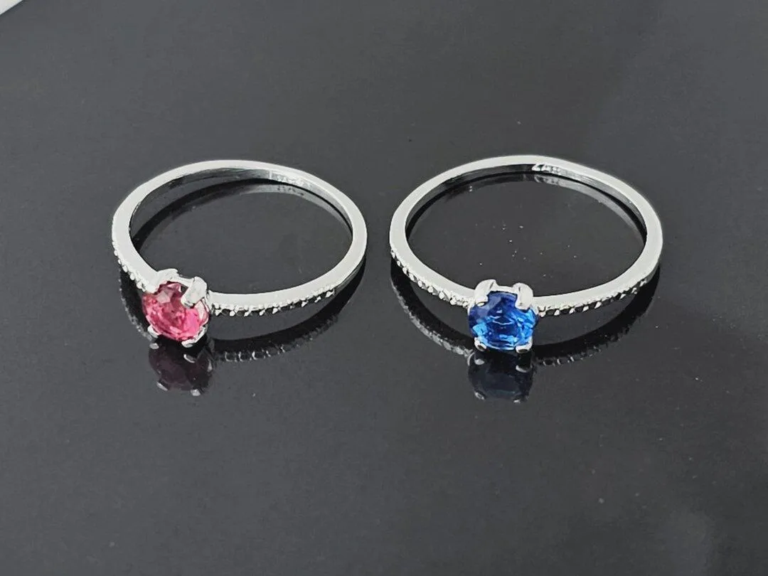 Anel solitario pedra zirconia ( azul e vermelha), banhado a prata