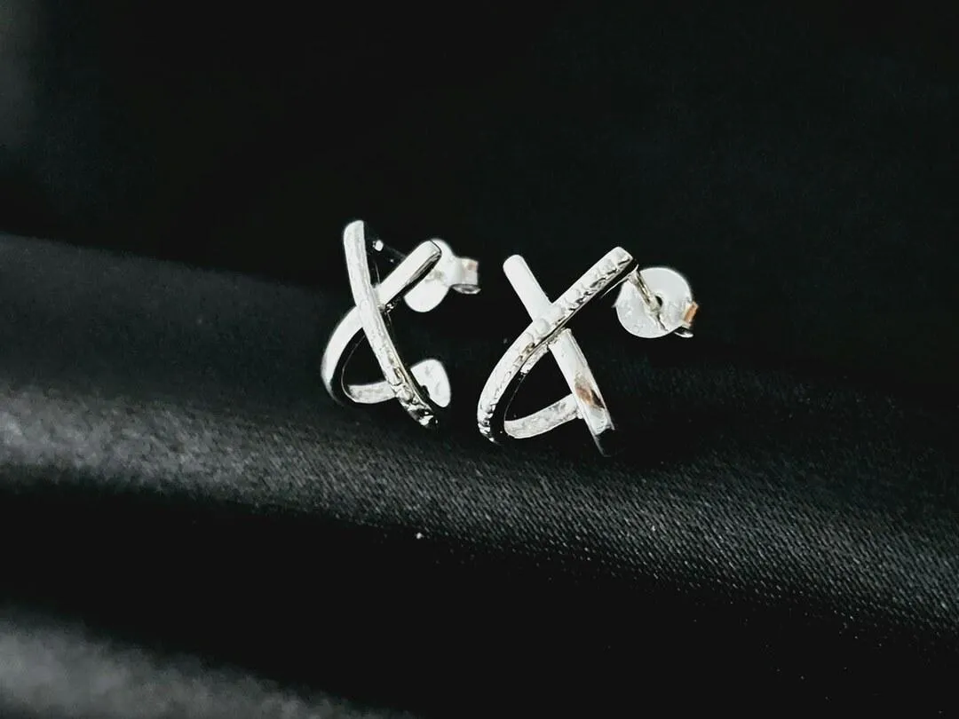 Argola em X, banhada a prata, medindo 1,2x1,0cm