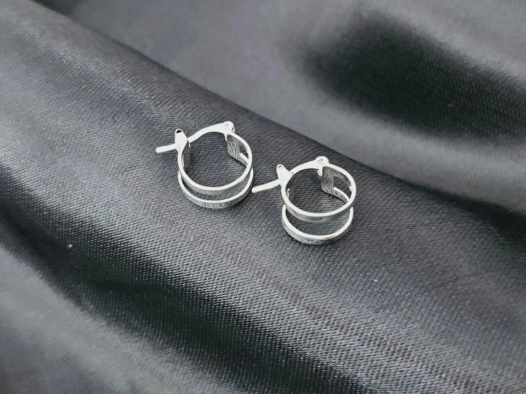 Argolinha 2 fios, banhado a prata, medindo 1,3x0,5cm
