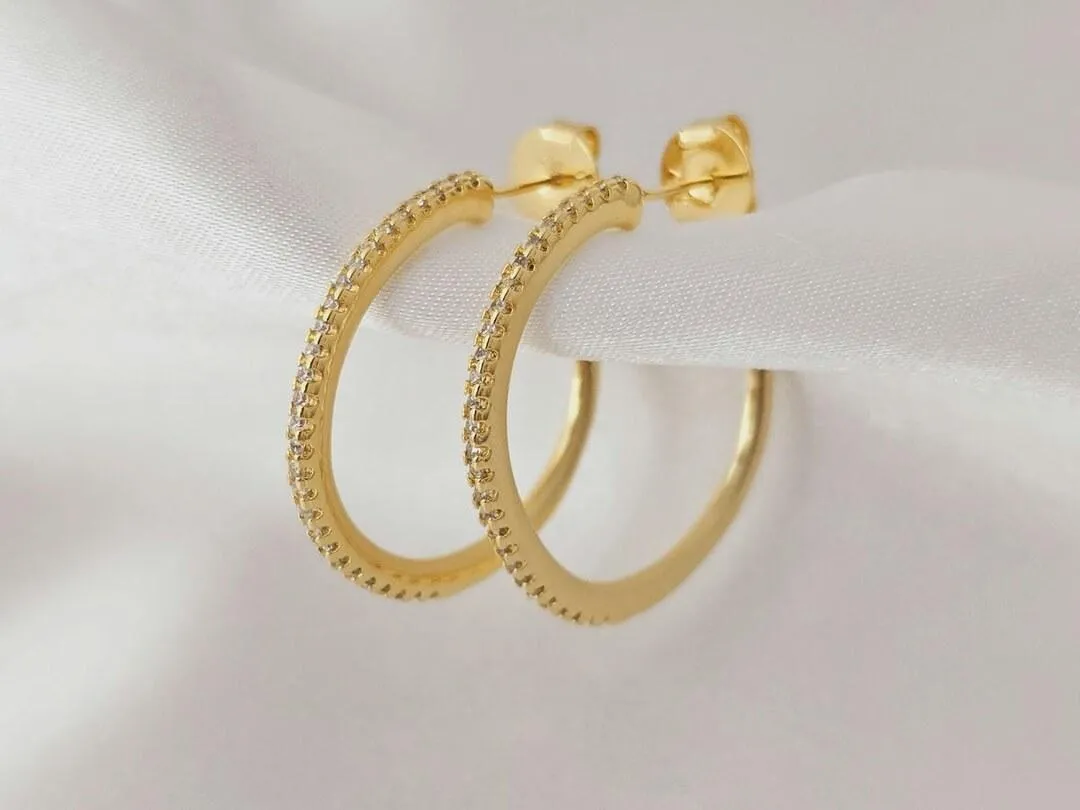 Brinco Argola cravejada com microzirconia, banhado a ouro, medindo 2,6x0,2cm