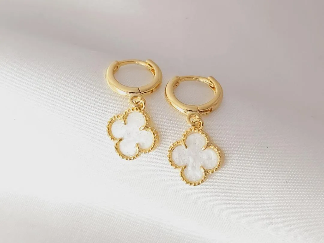 Brinco argola de trevo branco com glitter, banhado a ouro, medindo 2,5cm.