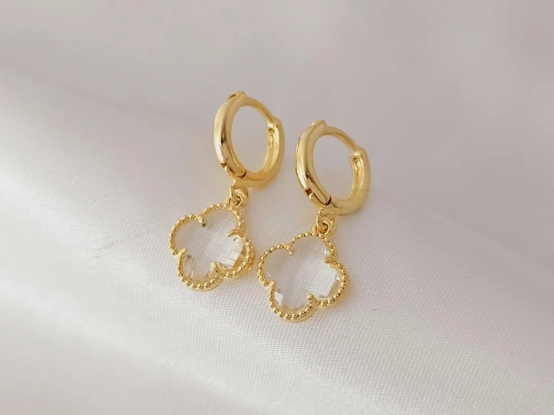 Brinco argola de trevo cristal, banhado a ouro, medindo 2,5cm.
