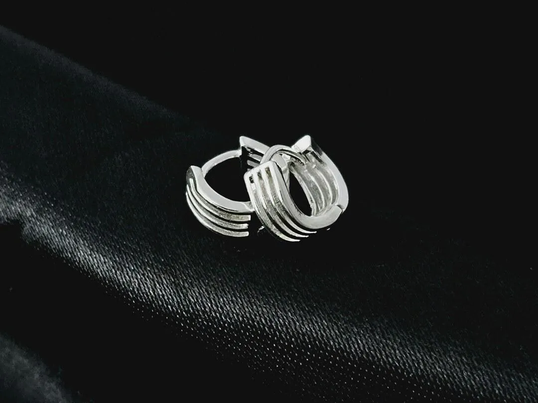 Brinco argola pequena quatro fios, banhado a prata, medindo 0,9cm.