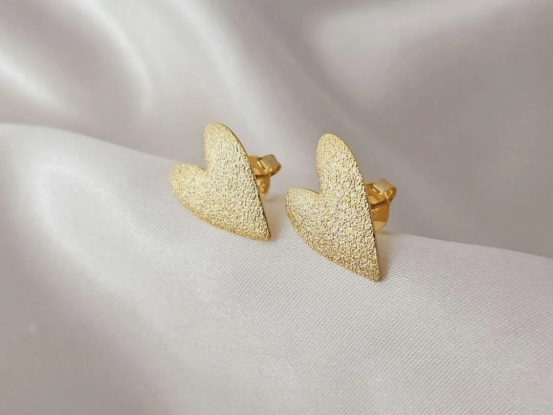 Brinco coração Jateado, banhado a ouro, medindo 1,5x2,0cm
