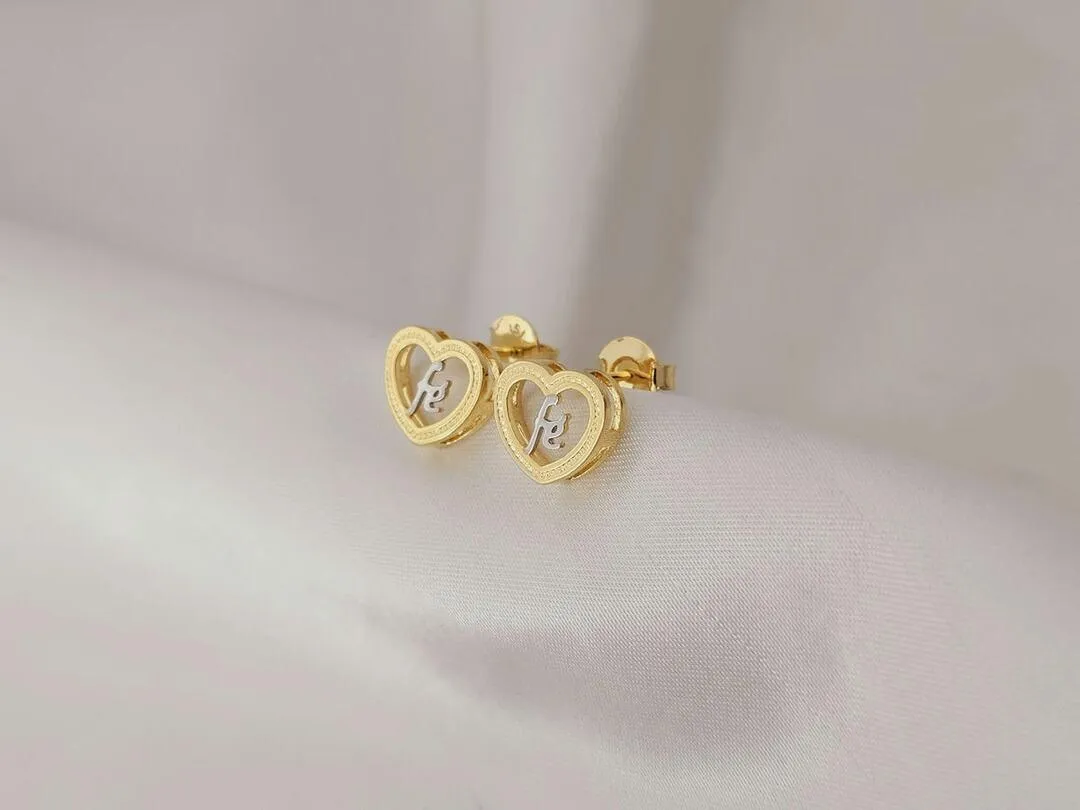 Brinco coração vazado com FÉ no meio, banhado a ouro, medindo 1,2cm