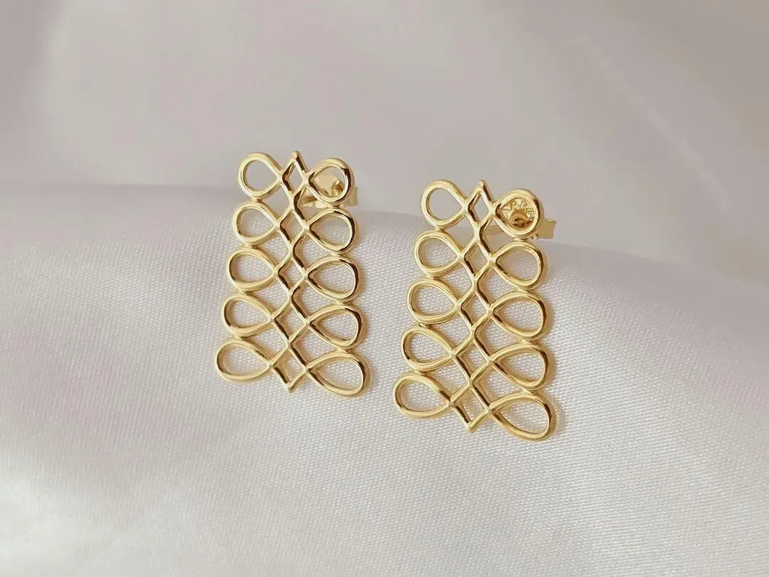 Brinco infinitos vazado, banhado a ouro, medindo 2,4cm x 1,7cm
