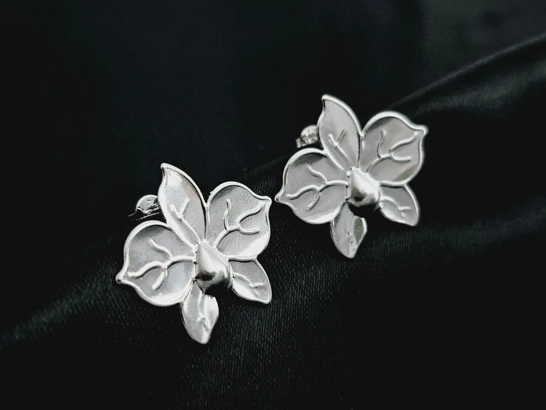Brinco de flor cinco petalas, banhado a prata, medindo 2,5cm.