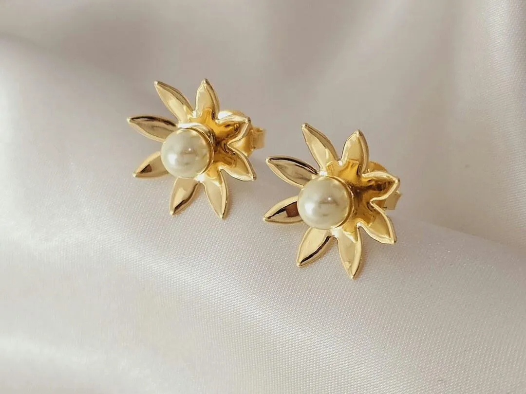 Brinco de Flor com perola no meio, banhado a ouro, medindo 1,8cm