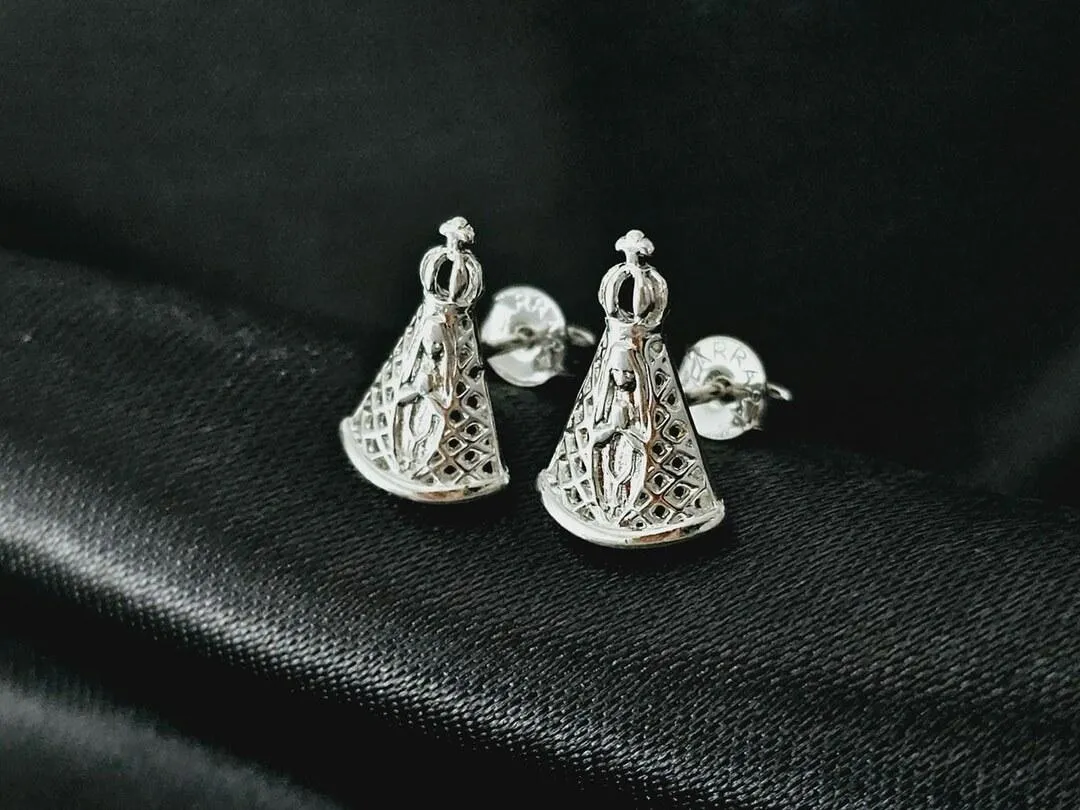 Brinco de nossa senhora com duas micro zirconias, banhado a prata, medindo 1,2cm.