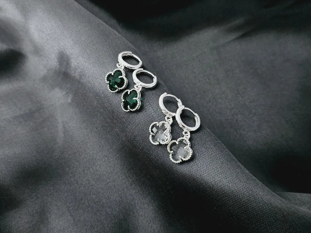 Brinco de trevo (cristal e verde), banhado a prata, medindo 2,5cm.
