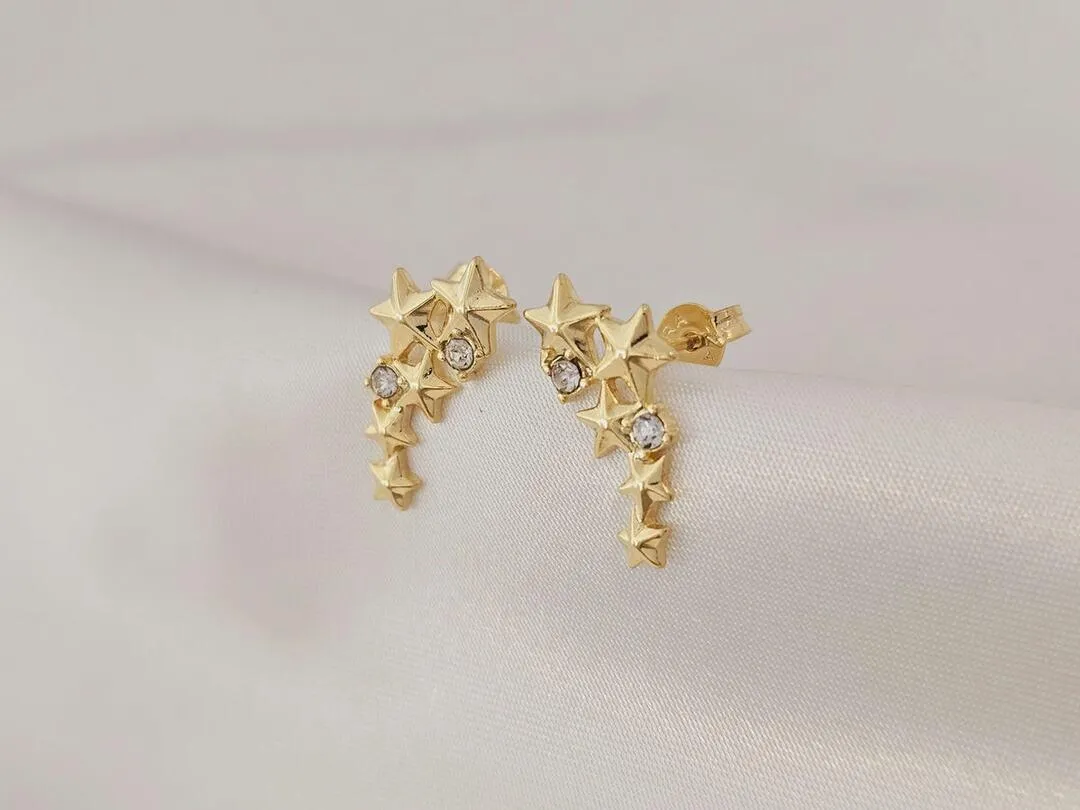 Brinco Earcuff de strelas e strass banhado a ouro, medindo 2,0x1,0cm