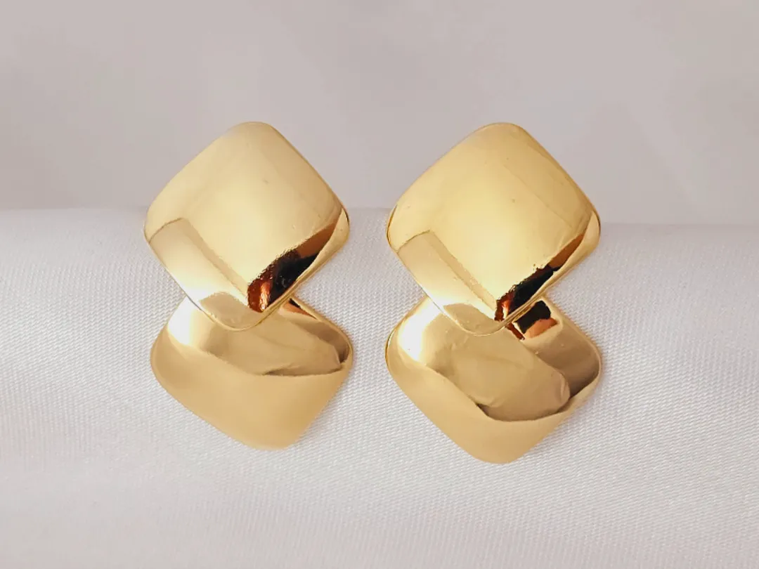 Brinco em formato de quadrado duplo medindo 4,5cm, banhado a ouro.