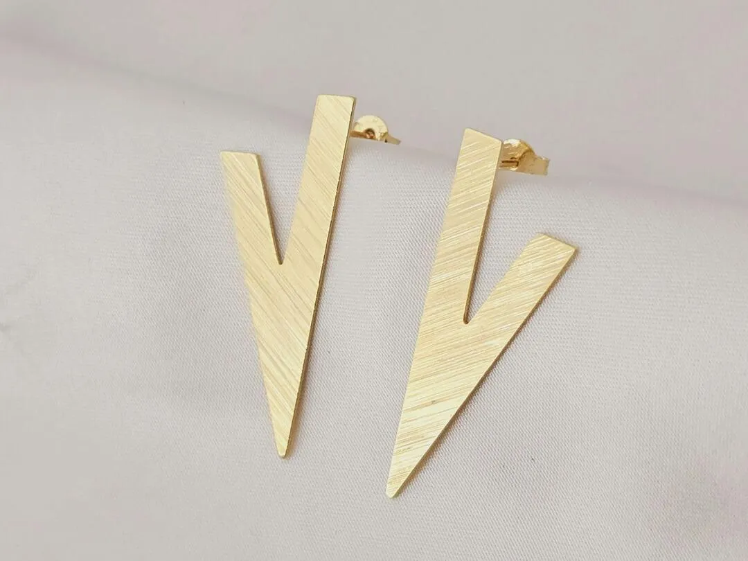 Brinco em formato de V reto jateado banhado a ouro, medindo 4,0x1,5cm